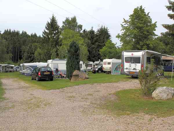 Emplacement pour véhicule de tourisme sur herbe avec électricité optionnelle