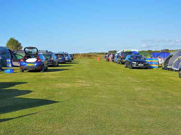 Grasbewachsener Stellplatz Field 2 mit Stromanschluss