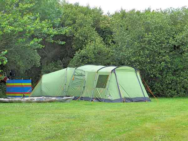 Op gras staplaats voor een tent of voor vouwwagen , met elektriciteit