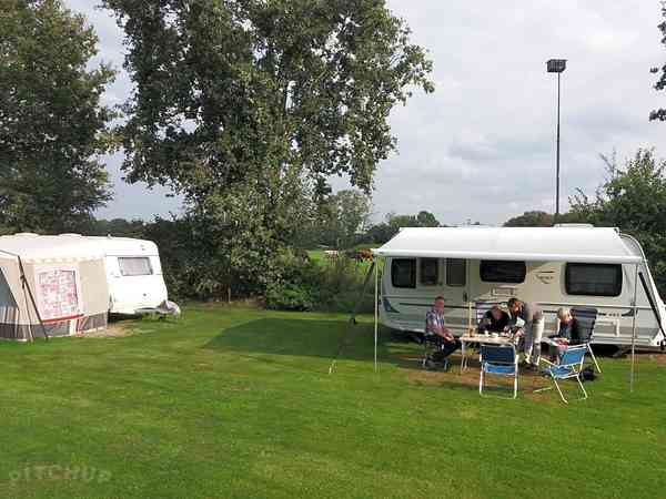 Op gras staplaats voor een tent, voor vouwwagen of voor caravan volledig uitgerust