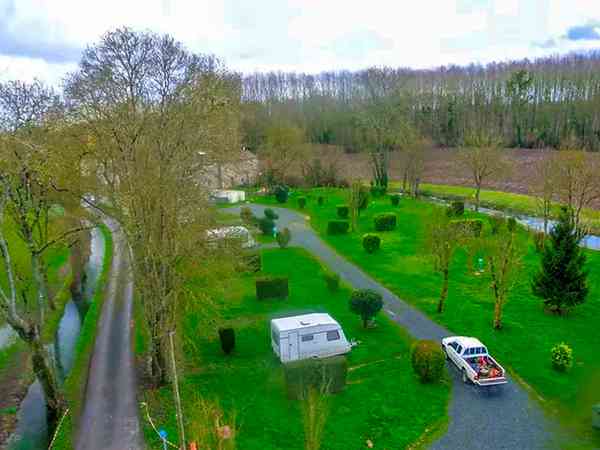 Emplacement pour camping-car sur sol dur et herbe avec électricité optionnelle