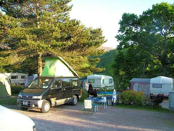 Parcela de suelo duro con electricidad para caravanas (pequeña)