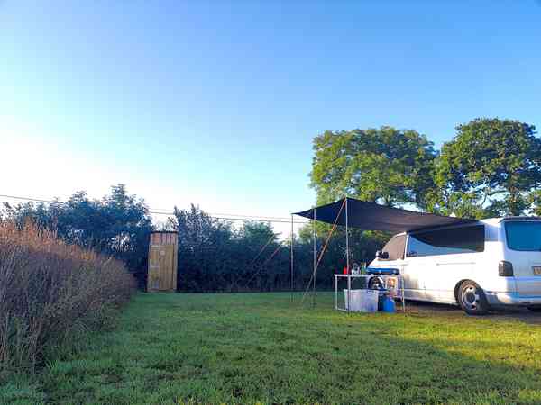 Staplaats voor caravan en camper op harde ondergrond en gras zonder elektriciteit