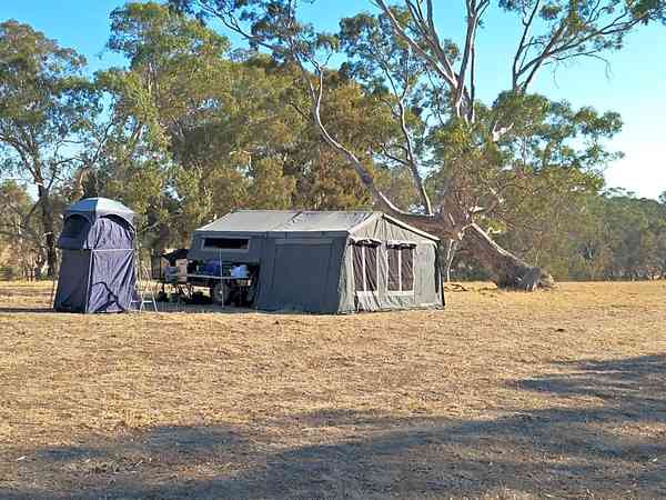 Self-contained guests enjoying the seclusion of the House Dam paddock Self-contained guests enjoying the seclusion of the House Dam paddock