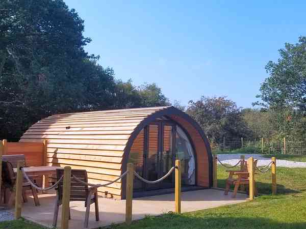Squirrel camping pod (hot tub)