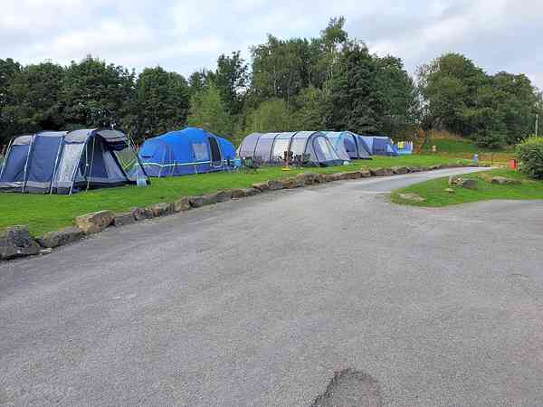 Emplacement pour tente sur herbe avec électricité