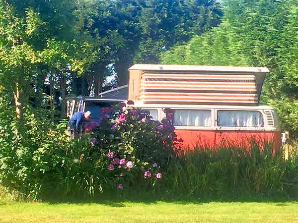 Emplacement pour autocaravane sur sol dur et herbe avec électricité