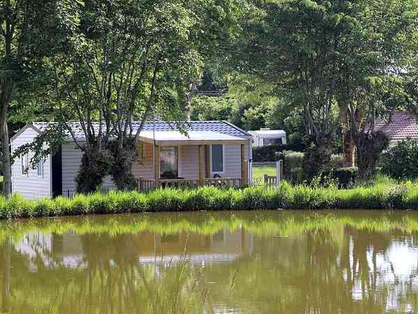 Statický karavan Tanche s 2 pokoji (napůl zastřešená terasa, výhled na jezero)