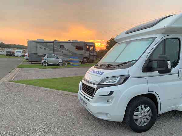 Staplaats voor caravan en camper op grind volledig uitgerust (XL)