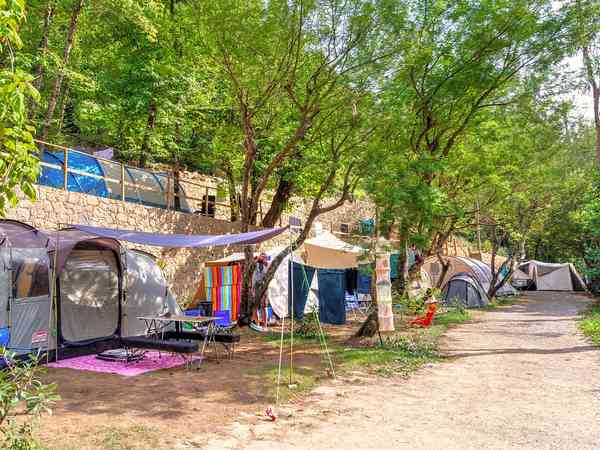 Piazzola tenda, carrello tenda o roulotte Green su erba con elettricità facoltativa