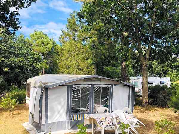 Plass for telt på gressplen , uten strøm (backpacker, ingen biler)
