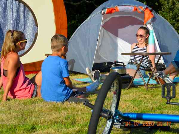 Piazzola tenda su erba senza elettricità