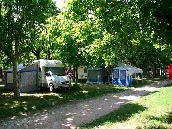 Parcela de césped con electricidad opcional para caravanas