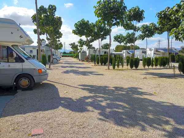 Emplacement pour camping-car sur gravier avec électricité optionnelle