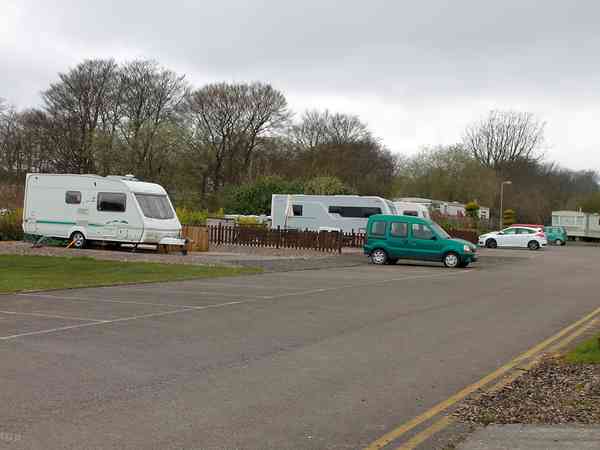 Piazzola roulotte/camper su terreno battuto con elettricità