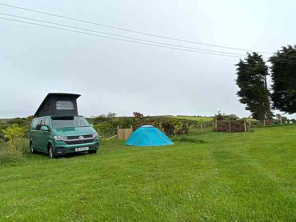 Staplaats voor een tent, voor vouwwagen of kampeerbusje op gras , met elektriciteit (comfortabel)