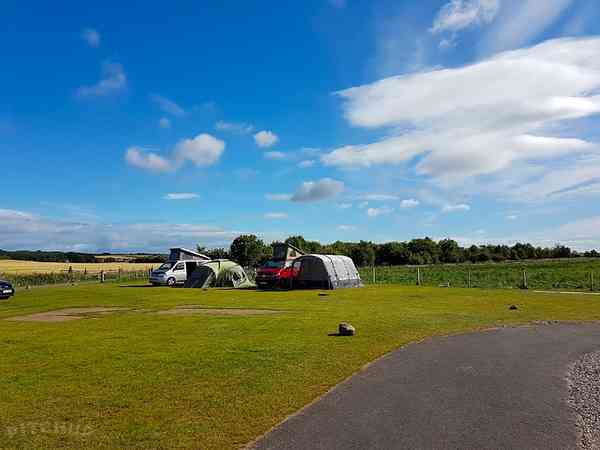Plass campingbil på gressplen , med strøm