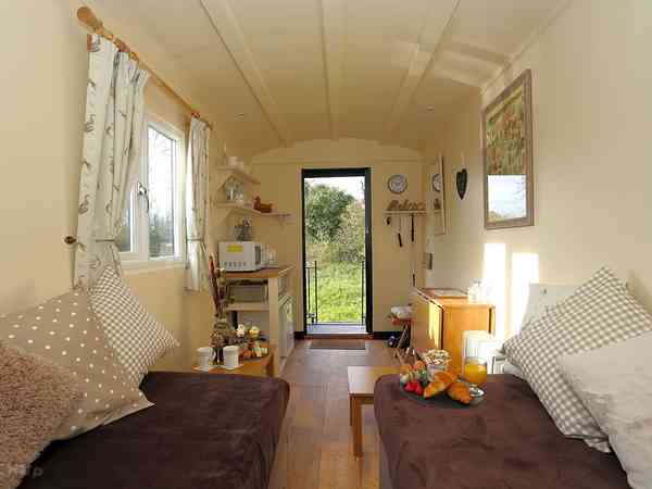 Quackin Up shepherd's hut (pet friendly)