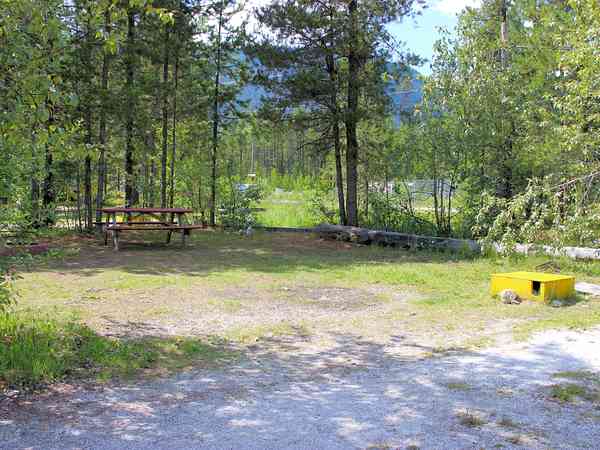 Emplacement pour véhicule de tourisme sur herbe et gravier avec branchements d'eau, d'égout et d'électricité (supérieur(e))