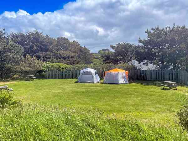 Avenger staplaats voor een tent op gras , met elektriciteit