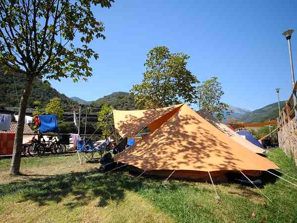Piazzola tenda Yellow su erba con elettricità facoltativa (vista montagna)