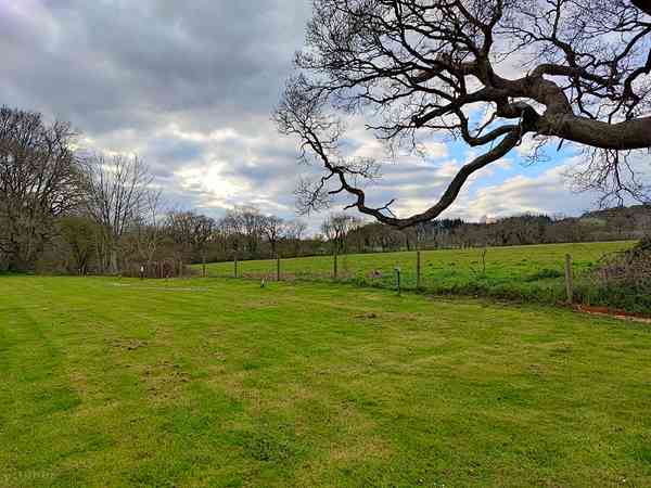 Emplacement sur herbe avec électricité