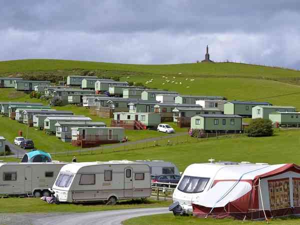 Op gras staplaats voor caravan , met elektriciteit