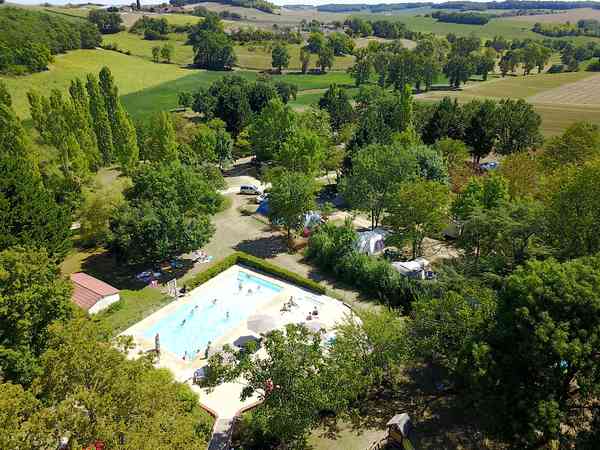 Emplacement sur herbe avec électricité optionnelle
