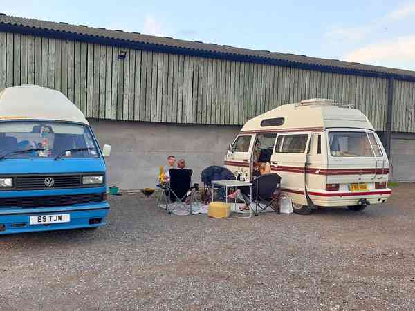 Parcel·la de terra dur sense electricitat per a caravanes Owl