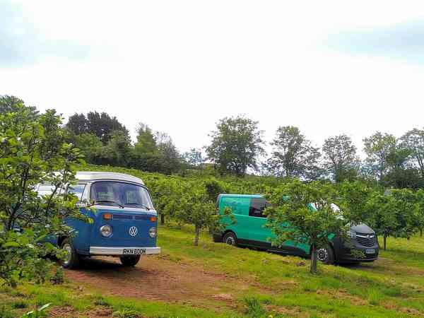Grasbewachsener Zelt- oder Camper-Van-Stellplatz Falstaff mit Stromanschluss