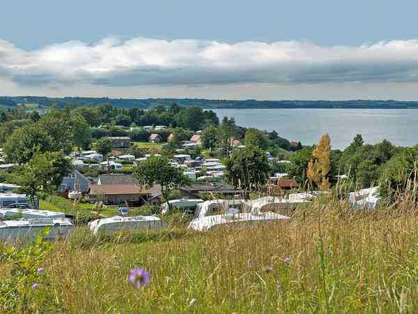 Plass på gressplen , med muligheter for strøm