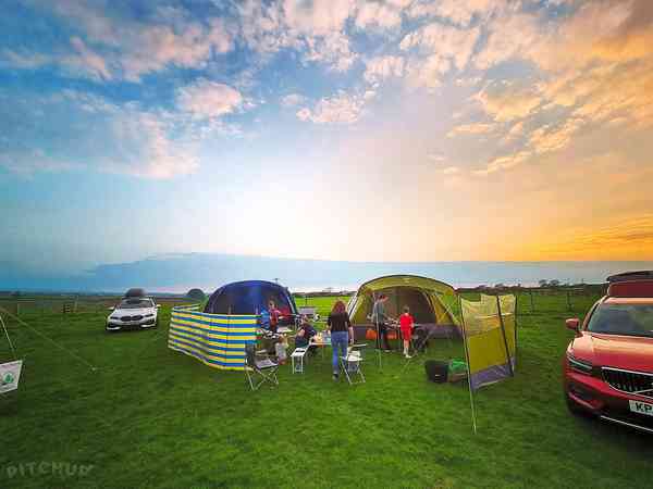 Emplacement pour tente ou pour caravane pliante sur herbe avec électricité