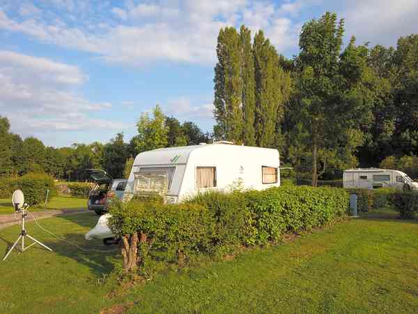 Emplacement sur sol dur et herbe avec électricité