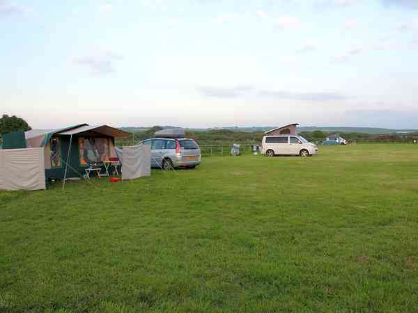 Emplacement pour tente ou pour caravane pliante sur herbe avec électricité