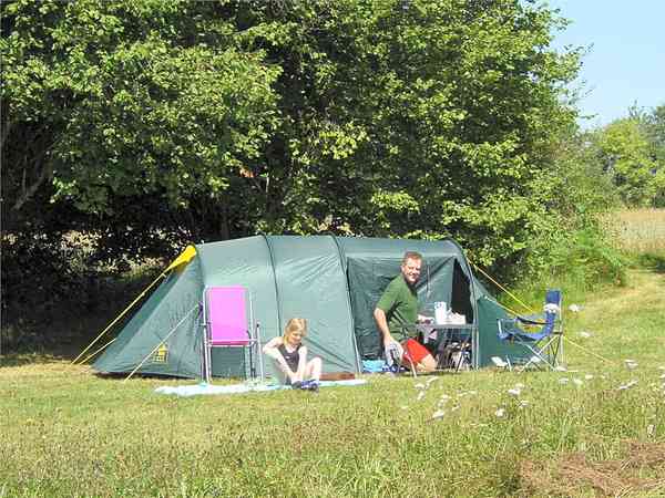 Emplacement pour tente ou camping-car sur herbe et sur sol en terre sans électricité