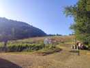 Le terrain mitoyen aux emplacements des tentes