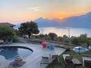 Le coucher de soleil avec la piscine