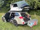 Schöne wiese mit auto befahrbar und perfekt für den aufenthalt mit dachzelt.