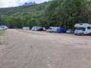 Parking gratuit ouvert sur le camping avec l'accès au lac.