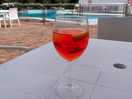 Lecker ein apirol-spritz im restaurant am schwimmbad genießen.