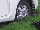 Einige wohnmobile im aufgeweichten grund festgefahren
