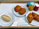 2x breakfasts, €5 for three items. it arrives covered to keep things untouched.