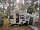 Camping mitten im wald umgeben von kiefern und ruhe pur