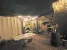 Loved the christmasy lights, also gave a romantic feeling.