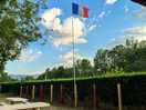 Bandera de francia en la zona de comer donde las barbacoas
