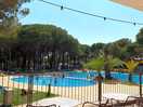 Le bar restaurant près de la piscine