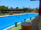 Vista desde el bar a la piscina