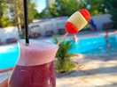 Cocktail und pool