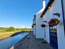 Pub within 2 minute walk