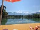 Ligstoelen en parasol aan het meer, uitzicht mont blanc